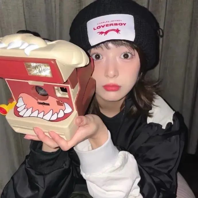 艳女新装 海报